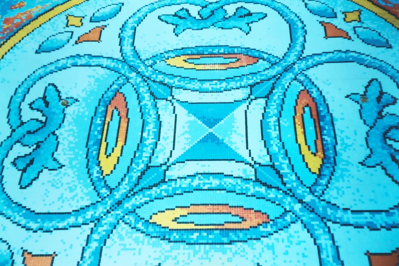 Decoro in mosaico vetroso realizzato a mano per il fondo di una piscina
