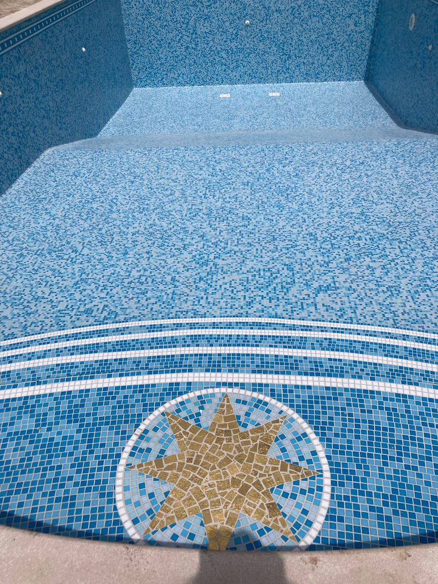 Rosone decorativo dorato in mosaico sul fondo di una piscina