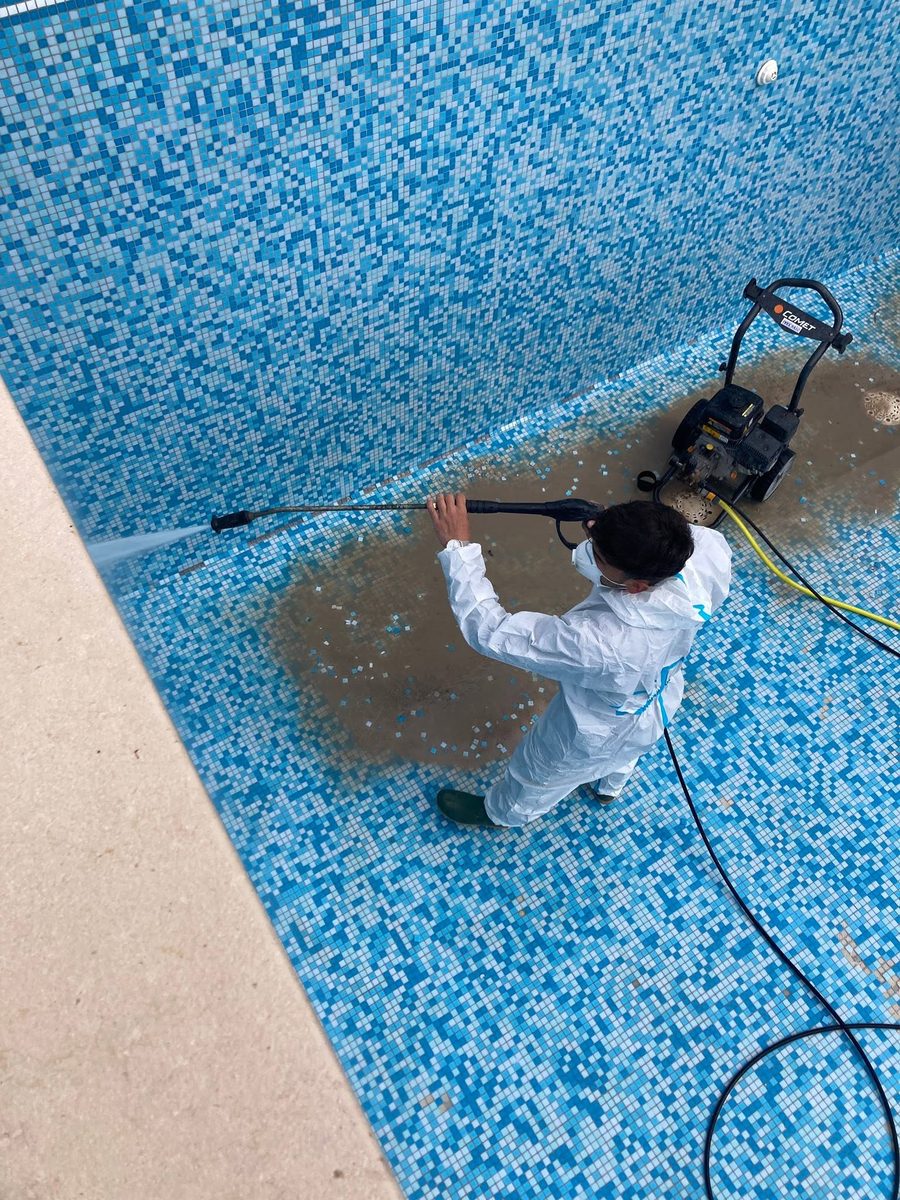 Intervento di restauro su una piscina rivestita in mosaico